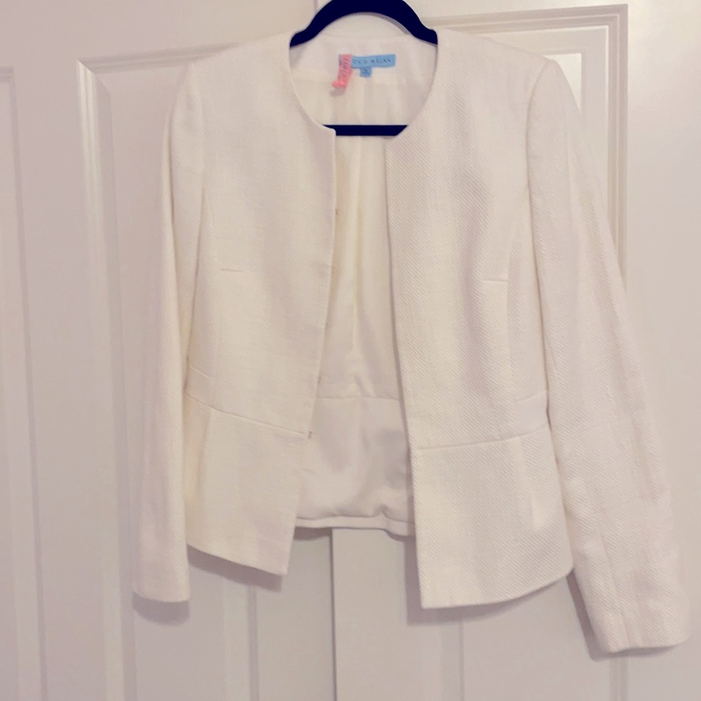 White, off white blazer looks white size medium